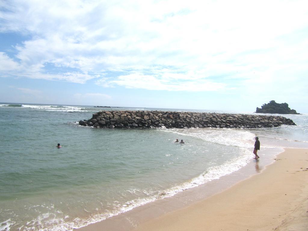 Colonial Surfing Villa Hostel & Home Stay Midigama East Exterior photo
